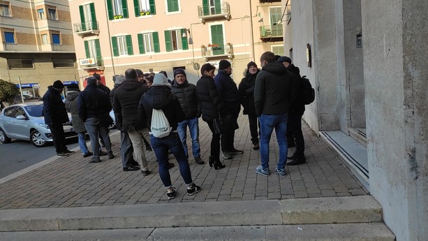 il presidio dei sindacati stamattina davanti alla Prefettura
