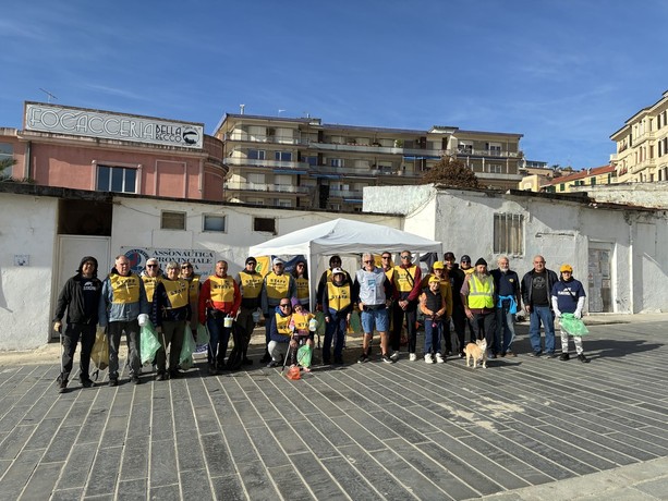 Savona, i volontari puliscono la spiaggia