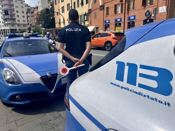 Minaccia e aggredisce i poliziotti, arrestato